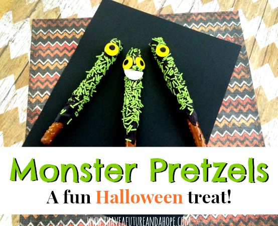 Monster Pretzel: Halloween treats for your kids and parties. These party favors so so much fun and kid friendly!