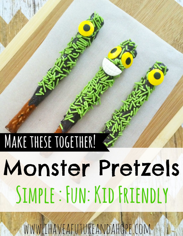 Monster Pretzel: Halloween treats for your kids and parties. These party favors so so much fun and kid friendly!