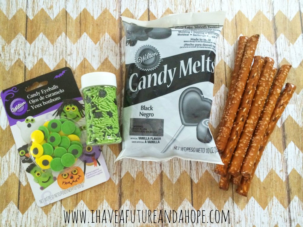 Monster Pretzel: Halloween treats for your kids and parties. These party favors so so much fun and kid friendly!